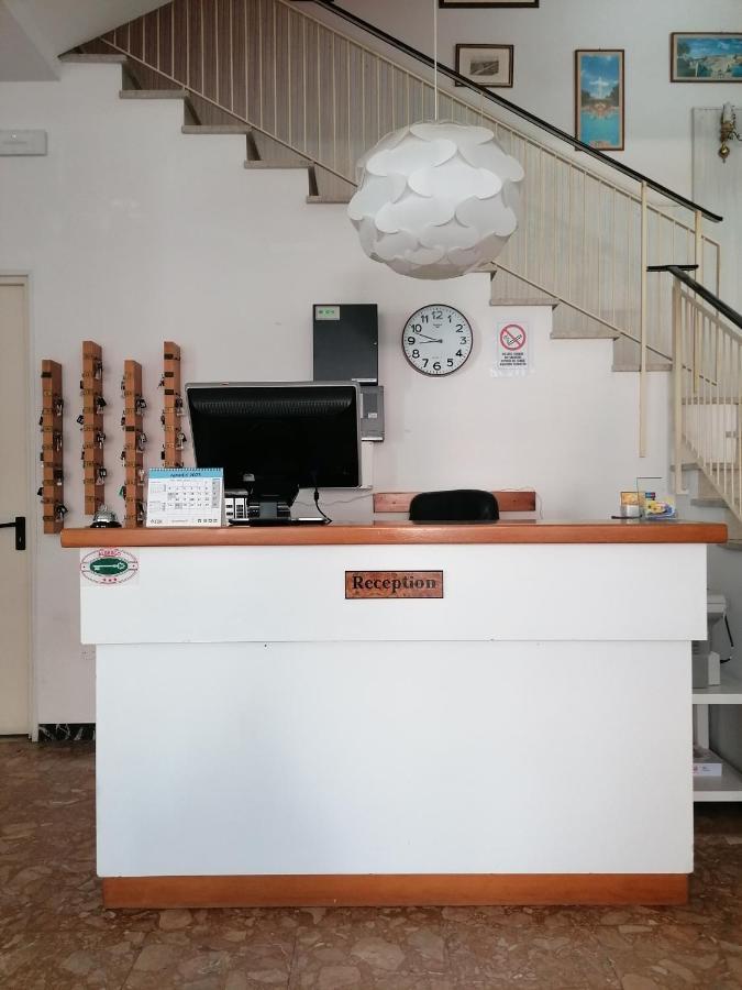 Hotel Nova Dhely Rimini Exterior foto