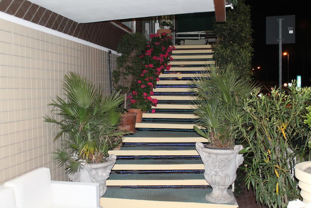 Hotel Nova Dhely Rimini Exterior foto